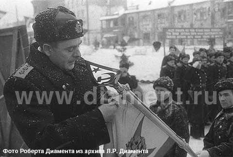 Адмирал А.Г. Головко прикрепляет к знамени бригады Орден Ушакова 1-й степени