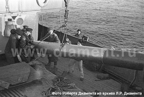 Погрузка торпеды на Лидер «Баку»