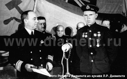 Американский контр-адмирал Дональд Б. Дункан вручает мичману Сергею Дмитриевичу Кукушкину американскую медаль «За боевые заслуги»