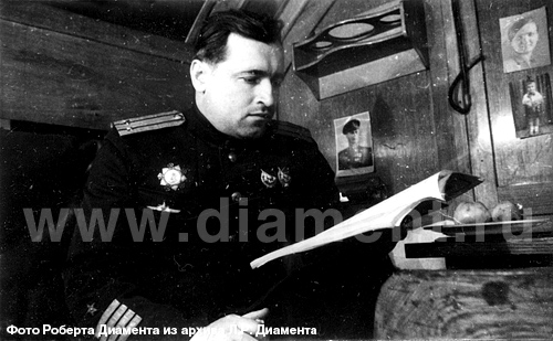 Герой Советского Союза капитан 3 ранга Григорий Иванович Щедрин в своей каюте