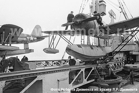 Подготовка к вылету американских гидросамолетов «Кингфишер» OS2U, установленных на катапультах крейсера «Milwaukee»