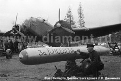 Старшина торпедной группы 24 минно-торпедного авиаполка А.В. Раков готовит торпеду к установке на торпедоносец «Хемпден» (Балалайка) 24 МТАП в мае 1943 г.
