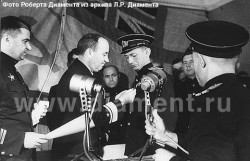 Американский контр-адмирал Дональд Б. Дункан вручает американский орден капитану 2 ранга Герою Советского Союза И.И. Фисановичу